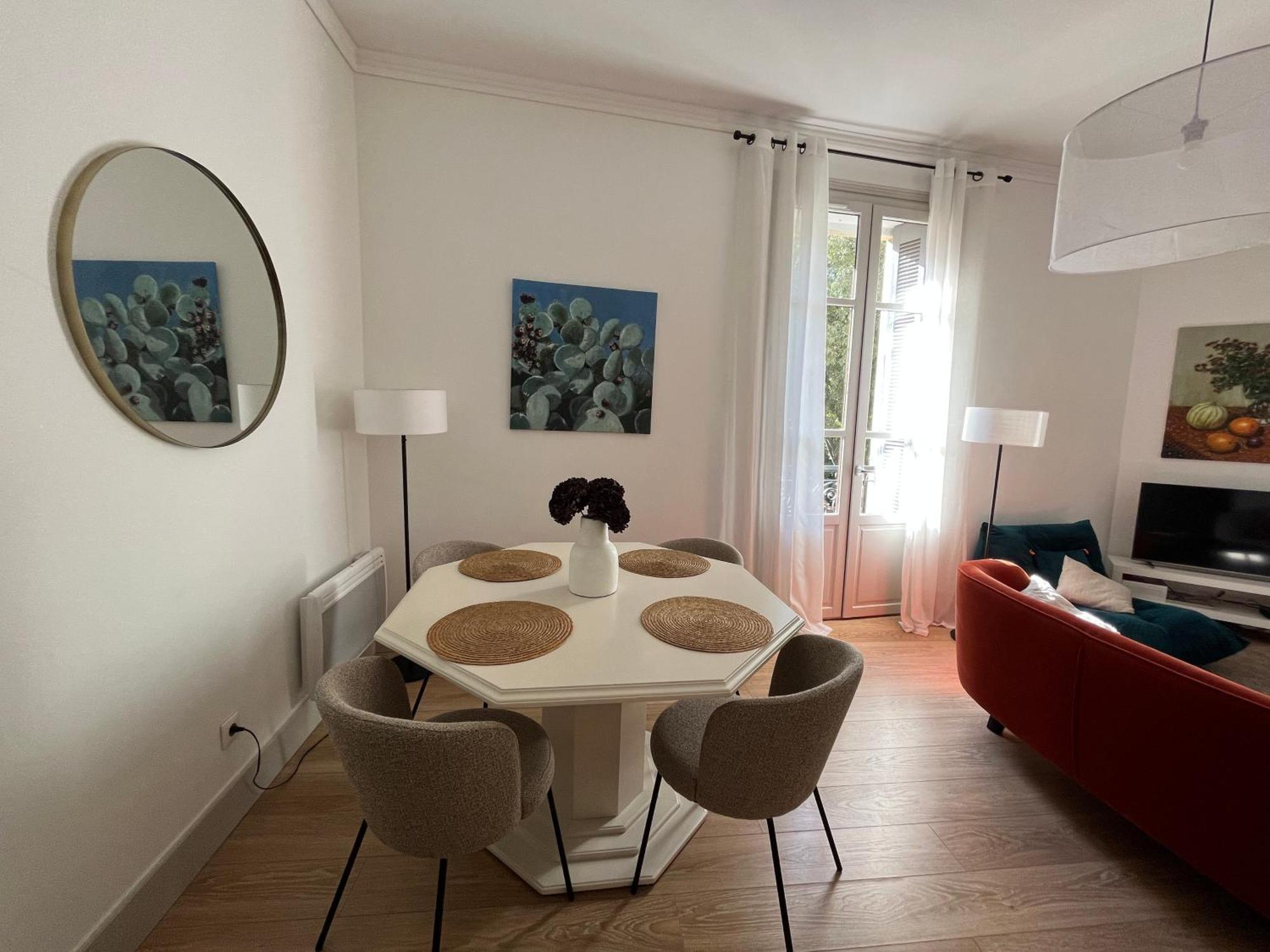 Nimes , Appartement Renove Dans Immeuble Classe. Kültér fotó