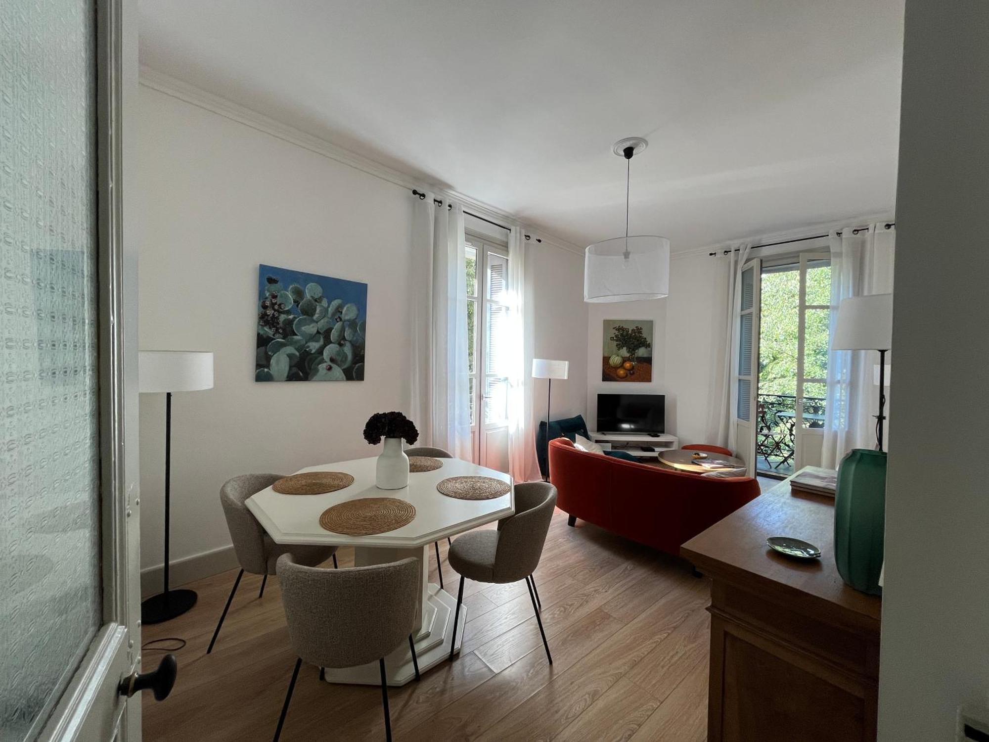 Nimes , Appartement Renove Dans Immeuble Classe. Kültér fotó