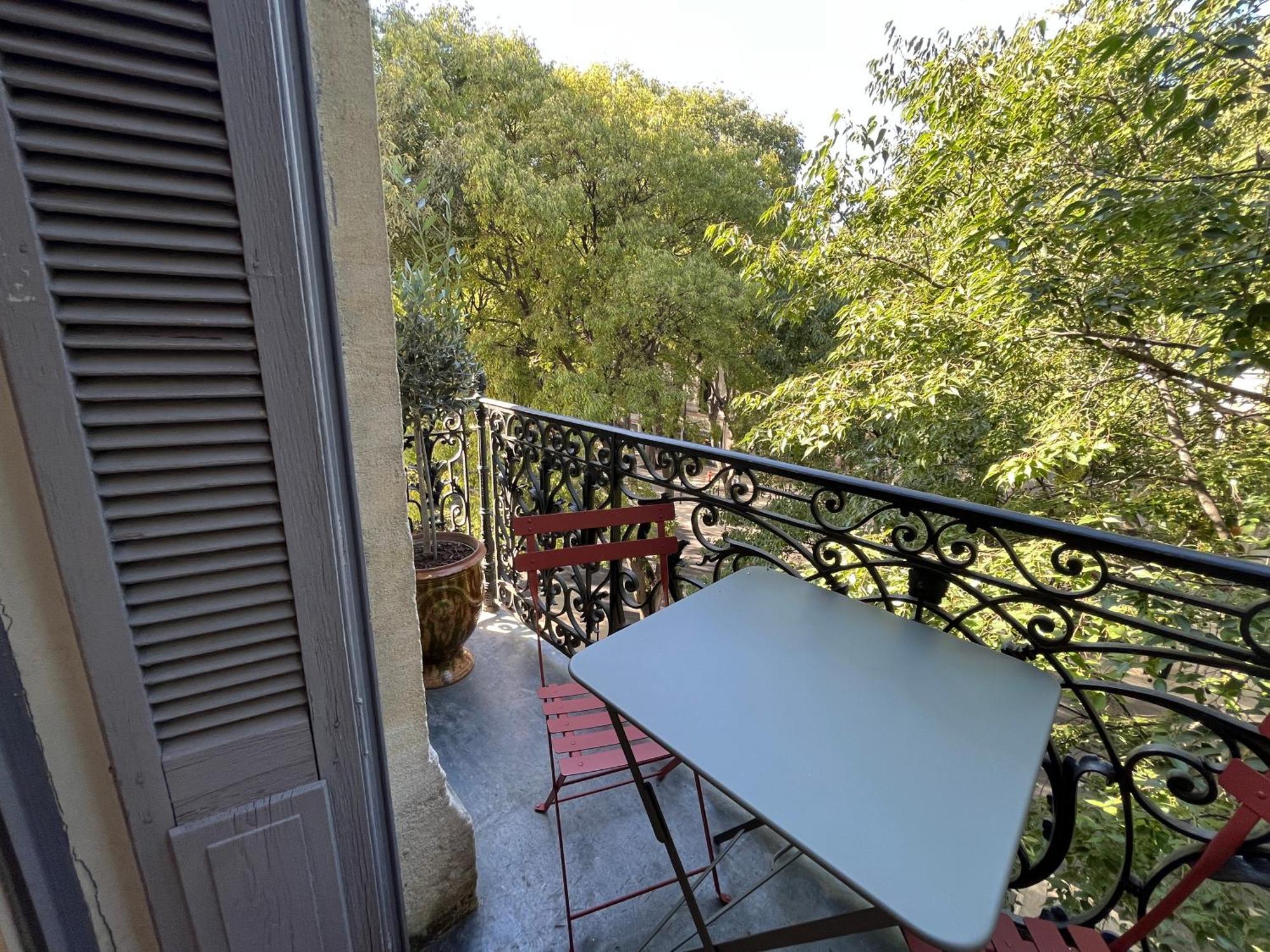 Nimes , Appartement Renove Dans Immeuble Classe. Kültér fotó