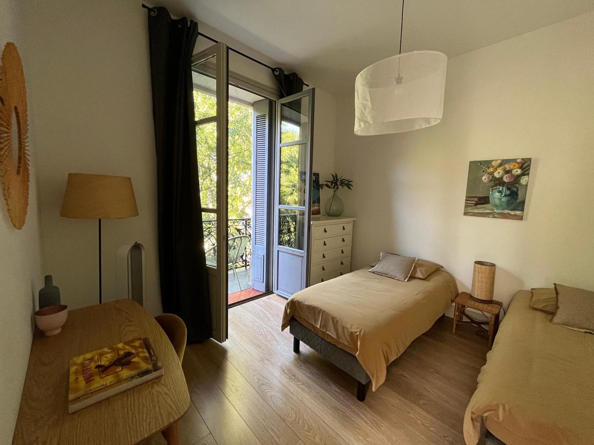 Nimes , Appartement Renove Dans Immeuble Classe. Kültér fotó